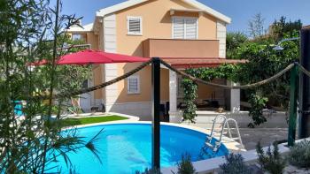 Belle villa sur Čiovo, Trogir, avec piscine, à seulement 200 m de la mer, à vendre 