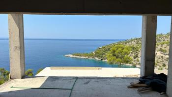 Villa fascinante en première ligne sur l'île de Brač, sur 32 000 m² de terrain, à vendre 
