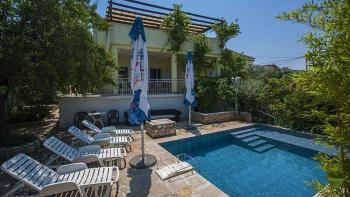 Lovely villa for sale in Sutivan on Brac, with three apartments 