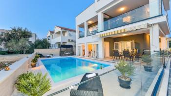 Exceptional tourist property in Zaton with 5 apartments, just 20 meters from the beach 