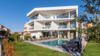 Villa moderne futuriste nouvellement construite dans la région de Fazana sur la première ligne de construction vers la mer 