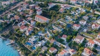 Új, modern tengerparti társasház a Ciovo-n kínál villákat eladásra 