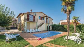 Tourist property of 3 apartments with swimming pool and sea views in Poreč area 