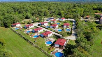 Complexe de mobil-homes avec piscines à Tinjan, sur 8.000m2 