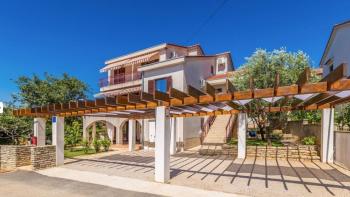 Detached house with 3 apartments and sea view in Šotovento on Krk island (peninsula) 