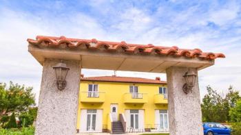 Dom apartamentowy z 5 apartamentami w dzielnicy Umag, 3 km od morza 