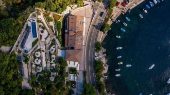 Newly remodelled 1st line palazzo in Opatija with swimming pool is offering apartments for sale 