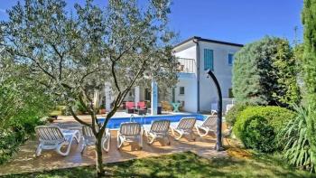 Aparthotel úszómedencével 300 méterre a strandtól Umag környékén 