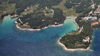 Terrain à bâtir dans la zone touristique au 1er rang de la mer à Jelsa, île de Hvar 