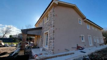 Nowa konstrukcja! Przestronna willa w zabudowie bliźniaczej z basenem na wyspie Krk 
