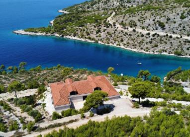 Villa unique en première ligne sur l'île de Brač, en première ligne de la mer, sur un vaste terrain de 32 000 m², à vendre 
