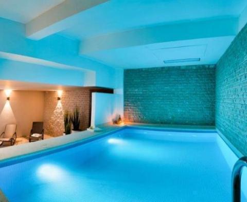 Une villa moderne avec piscines intérieure et extérieure sur la péninsule de Ciovo - pic 19
