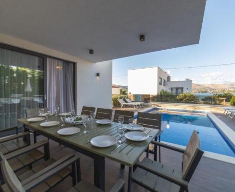 Une villa moderne avec piscines intérieure et extérieure sur la péninsule de Ciovo - pic 7