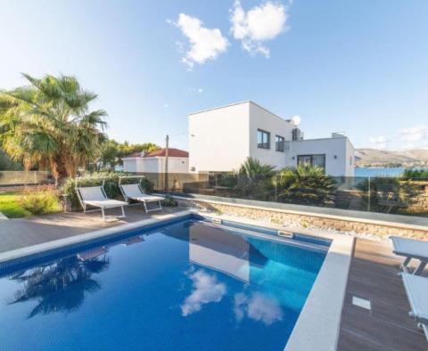 Une villa moderne avec piscines intérieure et extérieure sur la péninsule de Ciovo - pic 4