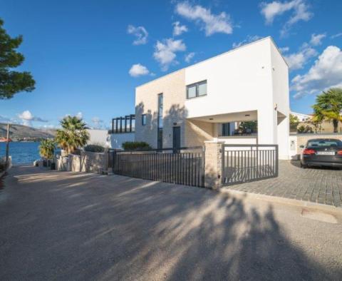 Une villa moderne avec piscines intérieure et extérieure sur la péninsule de Ciovo - pic 16