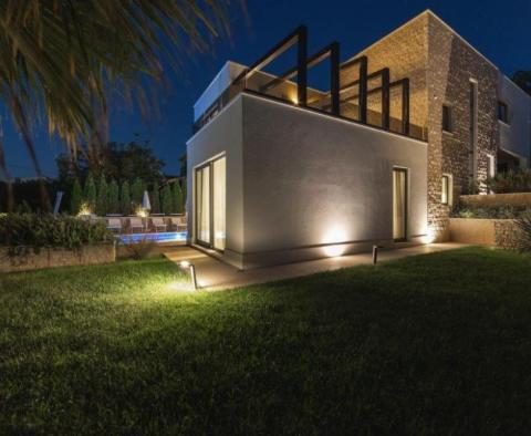 Une villa moderne avec piscines intérieure et extérieure sur la péninsule de Ciovo - pic 29
