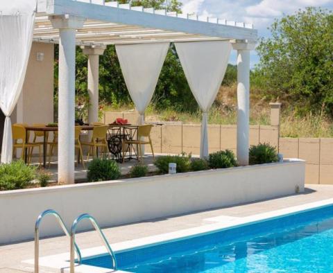 Wunderschöne Villa in der Gegend von Vodice mit herrlichem Meerblick! - foto 10