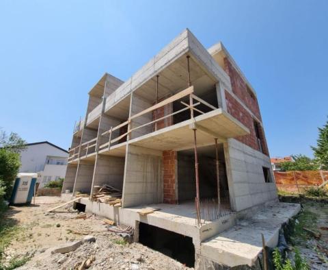 Neue 3-Zimmer-Wohnungen mit Garage im Stadtzentrum von Krk - foto 4