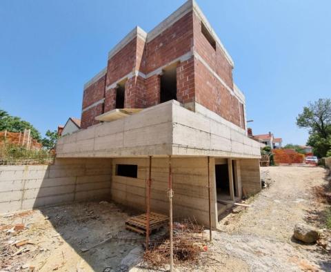 Neue 3-Zimmer-Wohnungen mit Garage im Stadtzentrum von Krk - foto 6