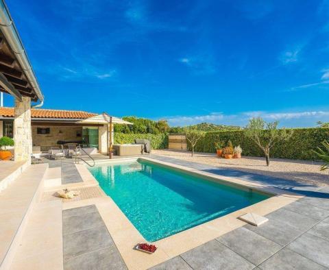 Wunderschöne 5*****-Sterne-Villa im rustikalen Stil, 100 m vom Meer entfernt! - foto 48