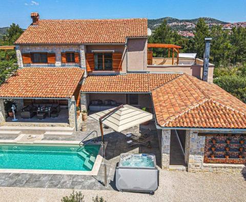 Wunderschöne 5*****-Sterne-Villa im rustikalen Stil, 100 m vom Meer entfernt! - foto 49