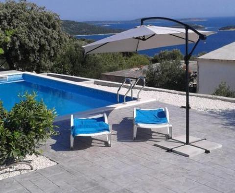 Une villa confortable dans la station balnéaire peu élevée de Sevid entre Trogir et Rogoznica, au bord de fabuleuses baies et péninsules, Croatie - pic 2