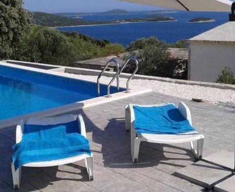 Une villa confortable dans la station balnéaire peu élevée de Sevid entre Trogir et Rogoznica, au bord de fabuleuses baies et péninsules, Croatie - pic 4