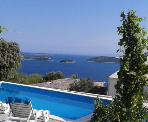 Une villa confortable dans la station balnéaire peu élevée de Sevid entre Trogir et Rogoznica, au bord de fabuleuses baies et péninsules, Croatie - pic 5