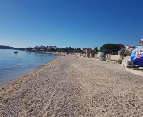 Une villa confortable dans la station balnéaire peu élevée de Sevid entre Trogir et Rogoznica, au bord de fabuleuses baies et péninsules, Croatie - pic 14