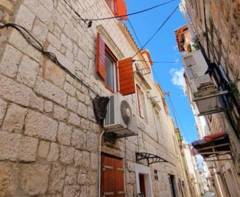 Trzypiętrowy odnowiony kamienny dom w historycznym centrum miasta Trogir - pic 2