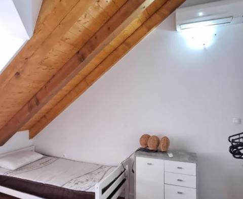 Trzypiętrowy odnowiony kamienny dom w historycznym centrum miasta Trogir - pic 11