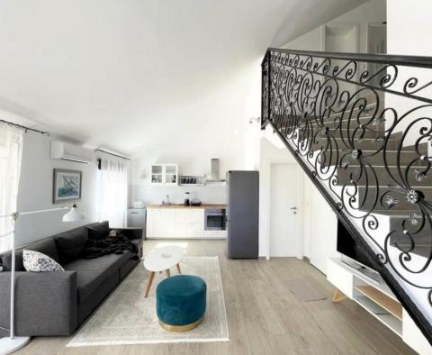Wunderschöne Drei-Zimmer-Wohnung mit Balkon, Parkplatz und Meerblick in Stomosrka auf der Insel Solta - foto 5