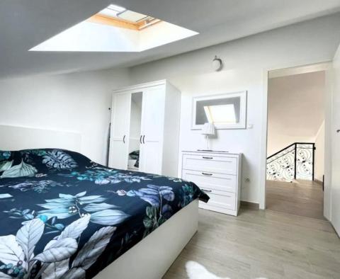 Wunderschöne Drei-Zimmer-Wohnung mit Balkon, Parkplatz und Meerblick in Stomosrka auf der Insel Solta - foto 14