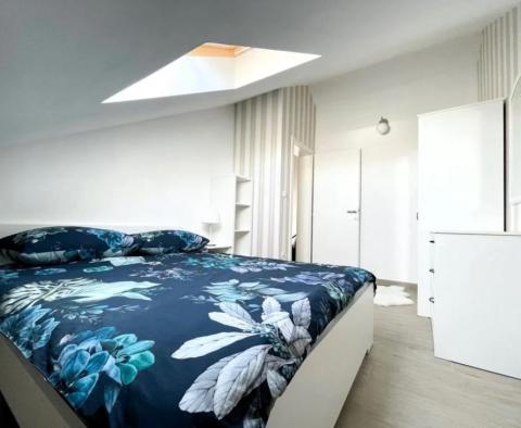 Wunderschöne Drei-Zimmer-Wohnung mit Balkon, Parkplatz und Meerblick in Stomosrka auf der Insel Solta - foto 17