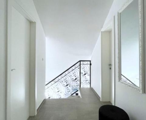 Wunderschöne Drei-Zimmer-Wohnung mit Balkon, Parkplatz und Meerblick in Stomosrka auf der Insel Solta - foto 22