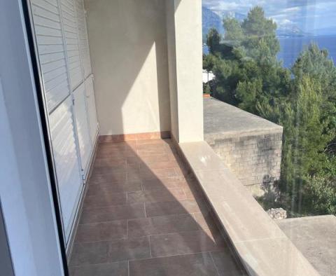 Tökéletes ház 3 apartmannal és csodálatos kilátással a tengerre az Omis riviérán - pic 9