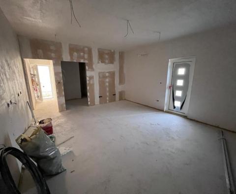 Tökéletes ház 3 apartmannal és csodálatos kilátással a tengerre az Omis riviérán - pic 11