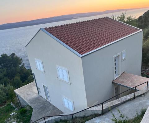 Tökéletes ház 3 apartmannal és csodálatos kilátással a tengerre az Omis riviérán - pic 2