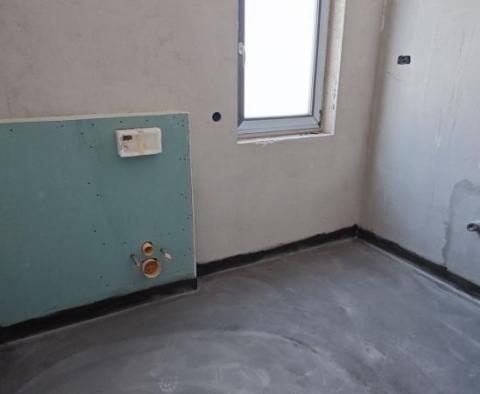 Neue Luxuswohnung in einem neuen Komplex 100 Meter vom Meer entfernt in Kostrena - foto 8