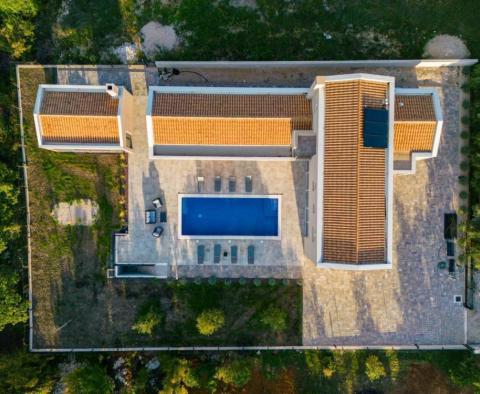 Солидная современная вилла в прекрасном месте в районе Лабин. - фото 2