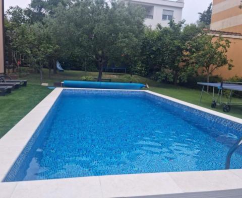 Gyönyörű villa mindössze 450 méterre a strandtól Fazanában, tengerre néző kilátással és nagy tereppel! - pic 3
