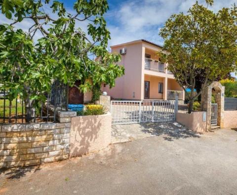 Gyönyörű villa mindössze 450 méterre a strandtól Fazanában, tengerre néző kilátással és nagy tereppel! - pic 6