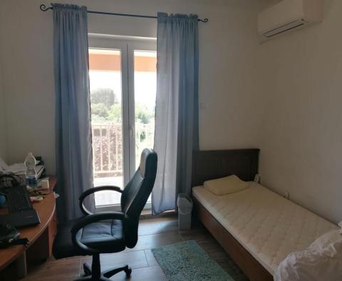 Gyönyörű villa mindössze 450 méterre a strandtól Fazanában, tengerre néző kilátással és nagy tereppel! - pic 21