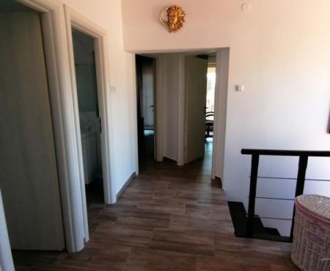 Gyönyörű villa mindössze 450 méterre a strandtól Fazanában, tengerre néző kilátással és nagy tereppel! - pic 26
