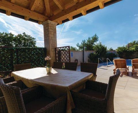 Beautiful family house with a swimming pool in Sisan near Pula - pic 18