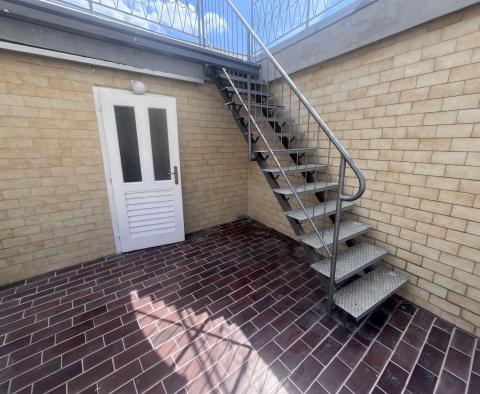 Maison très spéciale sur 3 étages avec toit-terrasse à 80m de la mer à Selce - pic 5