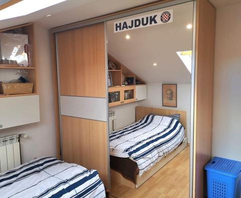 Négy hálószobás, kétszintes apartman tengerre néző kilátással Malinskában - pic 17