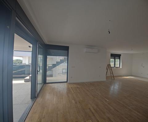 Zweistöckiges Luxus-Penthouse mit Dachterrasse und Swimmingpool - foto 25