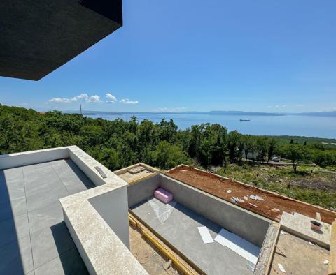 Ekskluzywna willa dwupoziomowa z basenem bez krawędzi, garażem, ogrodem i panoramicznym widokiem na morze w Kostrenie - pic 14