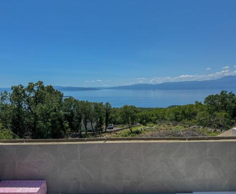 Ekskluzywna willa dwupoziomowa z basenem bez krawędzi, garażem, ogrodem i panoramicznym widokiem na morze w Kostrenie - pic 24